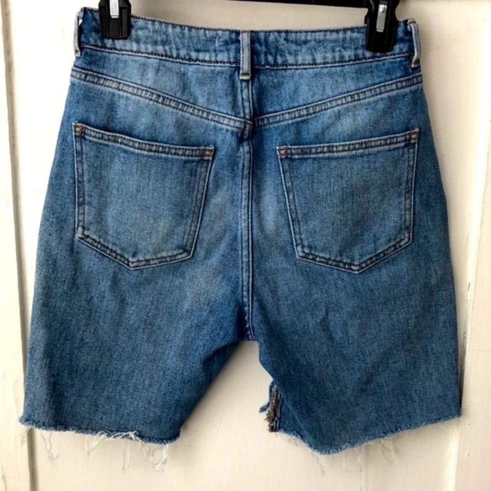 PacSun Rose Embroidered Bermuda Raw Hem Denim Mom Shorts Size 26 - Picture 2 of 8